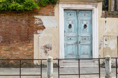 Eski Venedik evlerinin kapı ve pencereleri