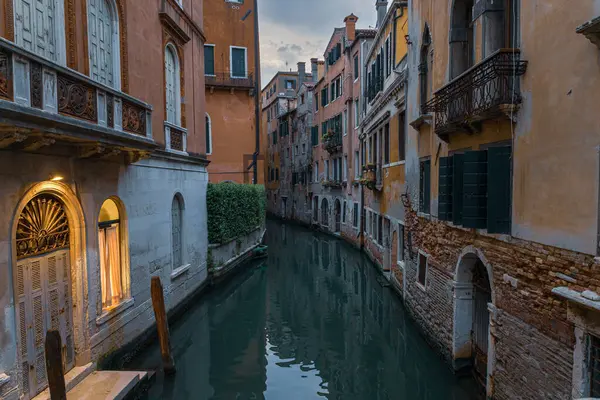 Şehrin caddeleri ve binaları Venedik suları üzerinde