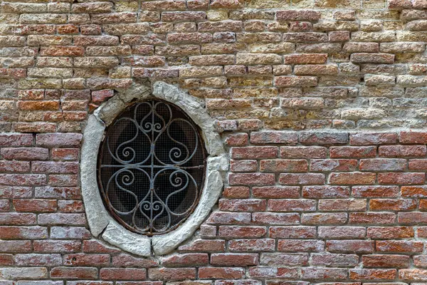 Eski Venedik evlerinin kapı ve pencereleri