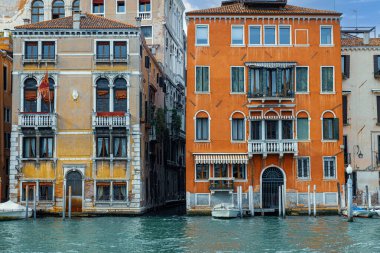 Şehrin caddeleri ve binaları Venedik suları üzerinde