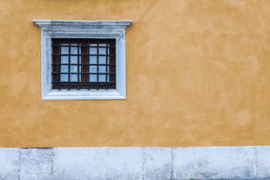 Eski Venedik evlerinin kapı ve pencereleri