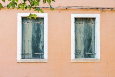 Eski Venedik evlerinin kapı ve pencereleri