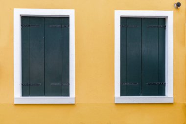 Eski Venedik evlerinin kapı ve pencereleri
