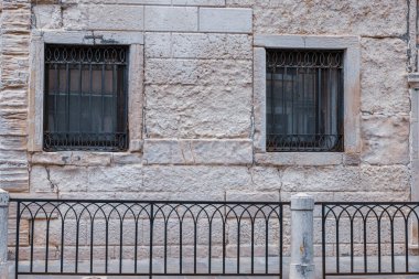 Eski renkli Venedik evlerinin kapı ve pencereleri