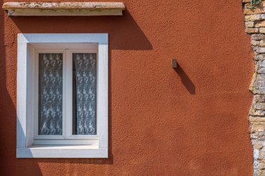 Eski renkli Venedik evlerinin kapı ve pencereleri