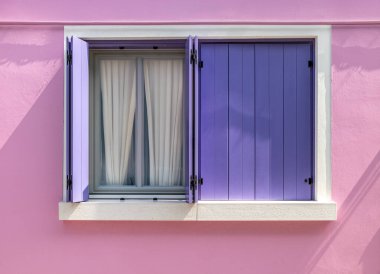 Eski renkli Venedik evlerinin kapı ve pencereleri