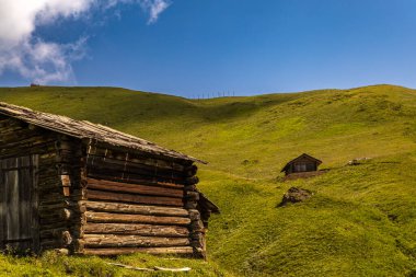 Sersemletici Dolomitler: Yüksek tepeler, zamansız kayalar ve parlak dağlık gökyüzünün altında el değmemiş doğa..