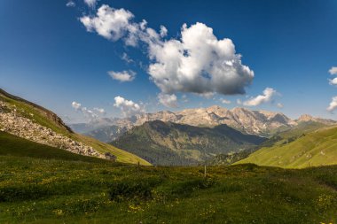 Sersemletici Dolomitler: Yüksek tepeler, zamansız kayalar ve parlak dağlık gökyüzünün altında el değmemiş doğa..