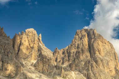 Sersemletici Dolomitler: Yüksek tepeler, zamansız kayalar ve parlak dağlık gökyüzünün altında el değmemiş doğa..