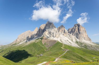 Sersemletici Dolomitler: Yüksek tepeler, zamansız kayalar ve parlak dağlık gökyüzünün altında el değmemiş doğa..