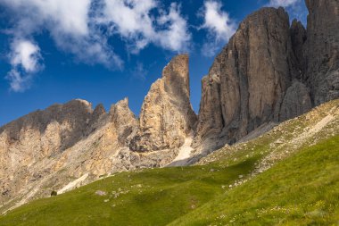 Sersemletici Dolomitler: Yüksek tepeler, zamansız kayalar ve parlak dağlık gökyüzünün altında el değmemiş doğa..