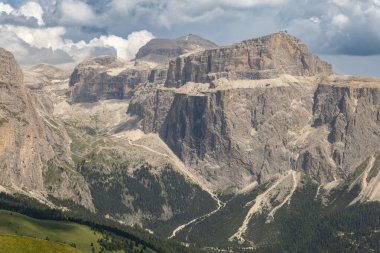 Sersemletici Dolomitler: Yüksek tepeler, zamansız kayalar ve parlak dağlık gökyüzünün altında el değmemiş doğa..