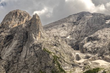 Sersemletici Dolomitler: Yüksek tepeler, zamansız kayalar ve parlak dağlık gökyüzünün altında el değmemiş doğa..