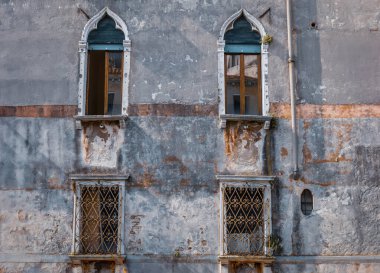 Eski renkli Venedik evlerinin kapı ve pencereleri