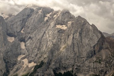 Sersemletici Dolomitler: Yüksek tepeler, zamansız kayalar ve parlak dağlık gökyüzünün altında el değmemiş doğa..