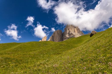 Sersemletici Dolomitler: Yüksek tepeler, zamansız kayalar ve parlak dağlık gökyüzünün altında el değmemiş doğa..