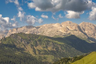Sersemletici Dolomitler: Yüksek tepeler, zamansız kayalar ve parlak dağlık gökyüzünün altında el değmemiş doğa..