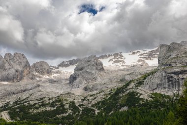 Sersemletici Dolomitler: Yüksek tepeler, zamansız kayalar ve parlak dağlık gökyüzünün altında el değmemiş doğa..