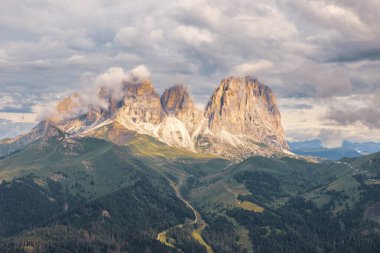 Sersemletici Dolomitler: Yüksek tepeler, zamansız kayalar ve parlak dağlık gökyüzünün altında el değmemiş doğa..