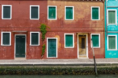 Şehrin caddeleri ve binaları Venedik suları üzerinde