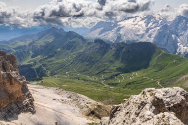 Sersemletici Dolomitler: Yüksek tepeler, zamansız kayalar ve parlak dağlık gökyüzünün altında el değmemiş doğa..