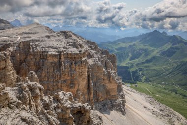Sersemletici Dolomitler: Yüksek tepeler, zamansız kayalar ve parlak dağlık gökyüzünün altında el değmemiş doğa..