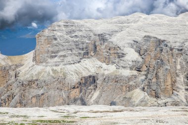 Sersemletici Dolomitler: Yüksek tepeler, zamansız kayalar ve parlak dağlık gökyüzünün altında el değmemiş doğa..