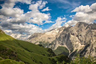 Sersemletici Dolomitler: Yüksek tepeler, zamansız kayalar ve parlak dağlık gökyüzünün altında el değmemiş doğa..