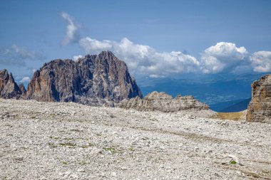 Sersemletici Dolomitler: Yüksek tepeler, zamansız kayalar ve parlak dağlık gökyüzünün altında el değmemiş doğa..