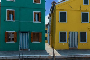 Eski renkli Venedik evlerinin kapı ve pencereleri