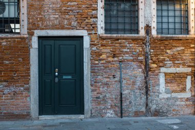 Eski renkli Venedik evlerinin kapı ve pencereleri