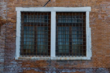 Eski renkli Venedik evlerinin kapı ve pencereleri