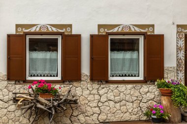 Eski renkli Venedik evlerinin kapı ve pencereleri