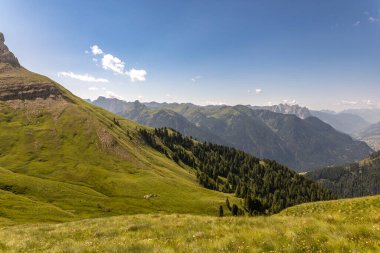 Sersemletici Dolomitler: Yüksek tepeler, zamansız kayalar ve parlak dağlık gökyüzünün altında el değmemiş doğa..