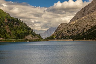 Sersemletici Dolomitler: Yüksek tepeler, zamansız kayalar ve parlak dağlık gökyüzünün altında el değmemiş doğa..