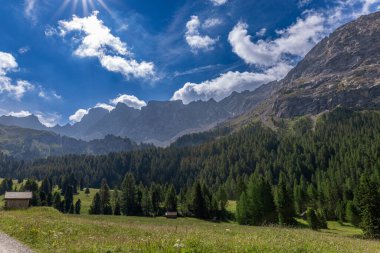 Yoğun ormanların, yemyeşil otlakların ve antik ağaçlarla kaplı dağların arasında, dağlık arazi doğal uyumu ile büyülenir..