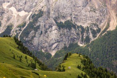 Sersemletici Dolomitler: Yüksek tepeler, zamansız kayalar ve parlak dağlık gökyüzünün altında el değmemiş doğa..