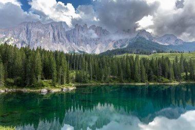 Carezza Gölü, Dolomite tepelerinin güzelliklerini yansıttığı yer.