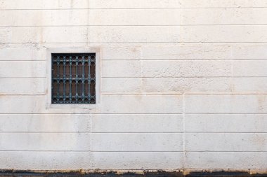 Eski renkli Venedik evlerinin kapı ve pencereleri