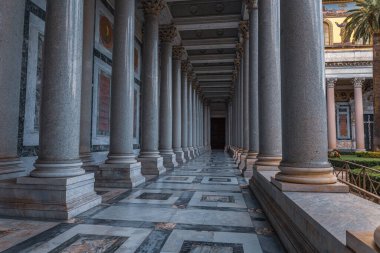 Colonnade sütunda satır. Klasik stil colonnade Roma, İtalya