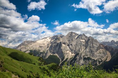 Sersemletici Dolomitler: Yüksek tepeler, zamansız kayalar ve parlak dağlık gökyüzünün altında el değmemiş doğa..