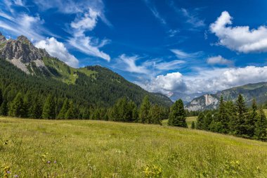 Sersemletici Dolomitler: Yüksek tepeler, zamansız kayalar ve parlak dağlık gökyüzünün altında el değmemiş doğa..