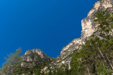 Sersemletici Dolomitler: Yüksek tepeler, zamansız kayalar ve parlak dağlık gökyüzünün altında el değmemiş doğa..