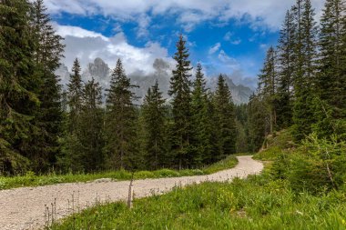 Sersemletici Dolomitler: Yüksek tepeler, zamansız kayalar ve parlak dağlık gökyüzünün altında el değmemiş doğa..