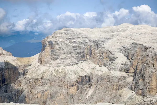 Sersemletici Dolomitler: Yüksek tepeler, zamansız kayalar ve parlak dağlık gökyüzünün altında el değmemiş doğa..