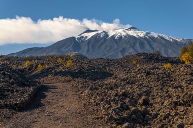 Etna 'nın engebeli yolları lav tarlaları ve karla çevrili..