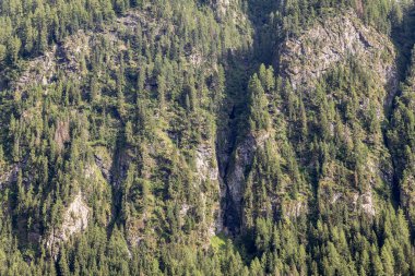 Sersemletici Dolomitler: Yüksek tepeler, zamansız kayalar ve parlak dağlık gökyüzünün altında el değmemiş doğa..