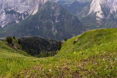 Sersemletici Dolomitler: Yüksek tepeler, zamansız kayalar ve parlak dağlık gökyüzünün altında el değmemiş doğa..