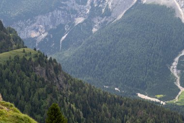 Sersemletici Dolomitler: Yüksek tepeler, zamansız kayalar ve parlak dağlık gökyüzünün altında el değmemiş doğa..
