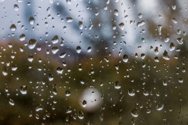 Su damlacıklarıyla dolu yağmurlu bir günde